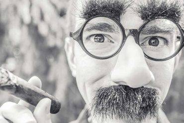 réussir son intervention homme cigare lunettes