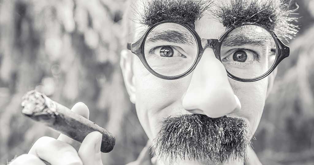 réussir son intervention homme cigare lunettes