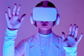 Femme de face portant un casque VR