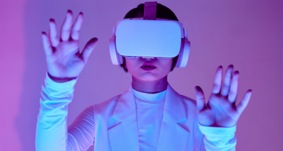 Femme de face portant un casque VR
