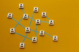 Fond jaune, icone individuelle reliée par des lignes bleues