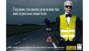 Karl Lagerfeld portant un gilet jaune