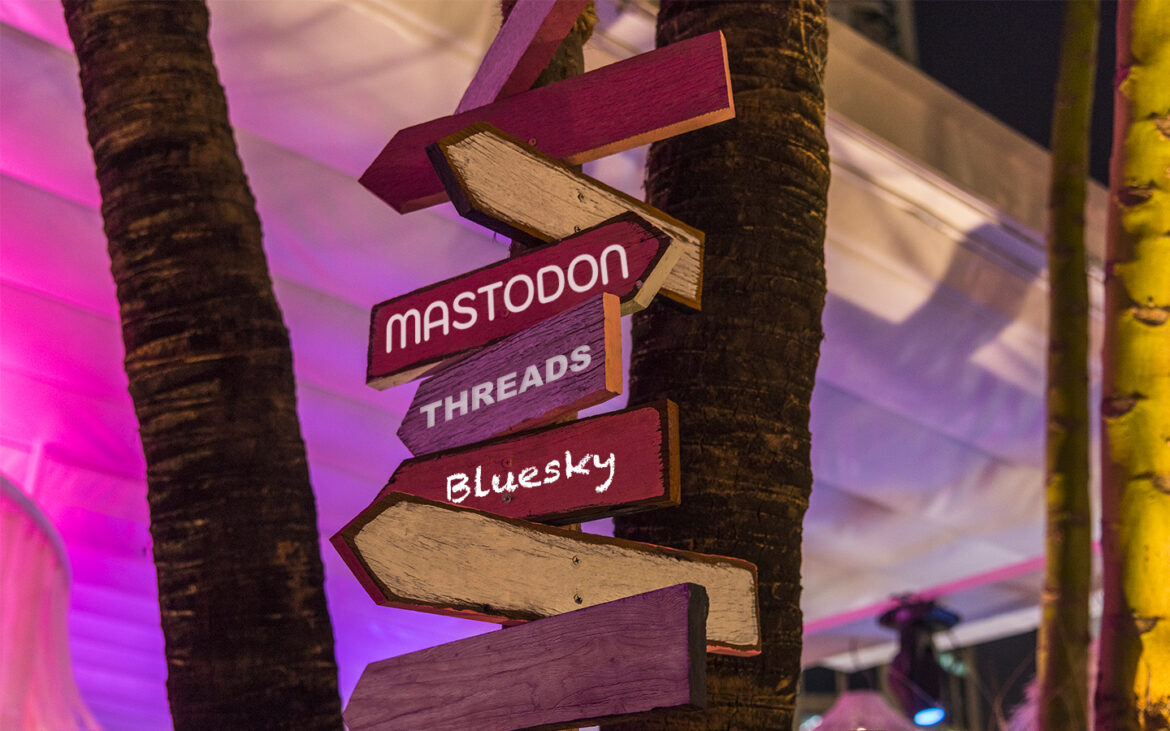 Panneaux avec les alternatives au réseau social X : mastodon, threads, bluesky