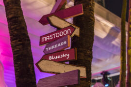 Panneaux avec les alternatives au réseau social X : mastodon, threads, bluesky