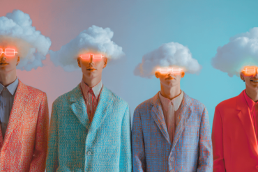 Un groupe de 4 personnes, en costumes, avec littéralement la tête dans les nuages