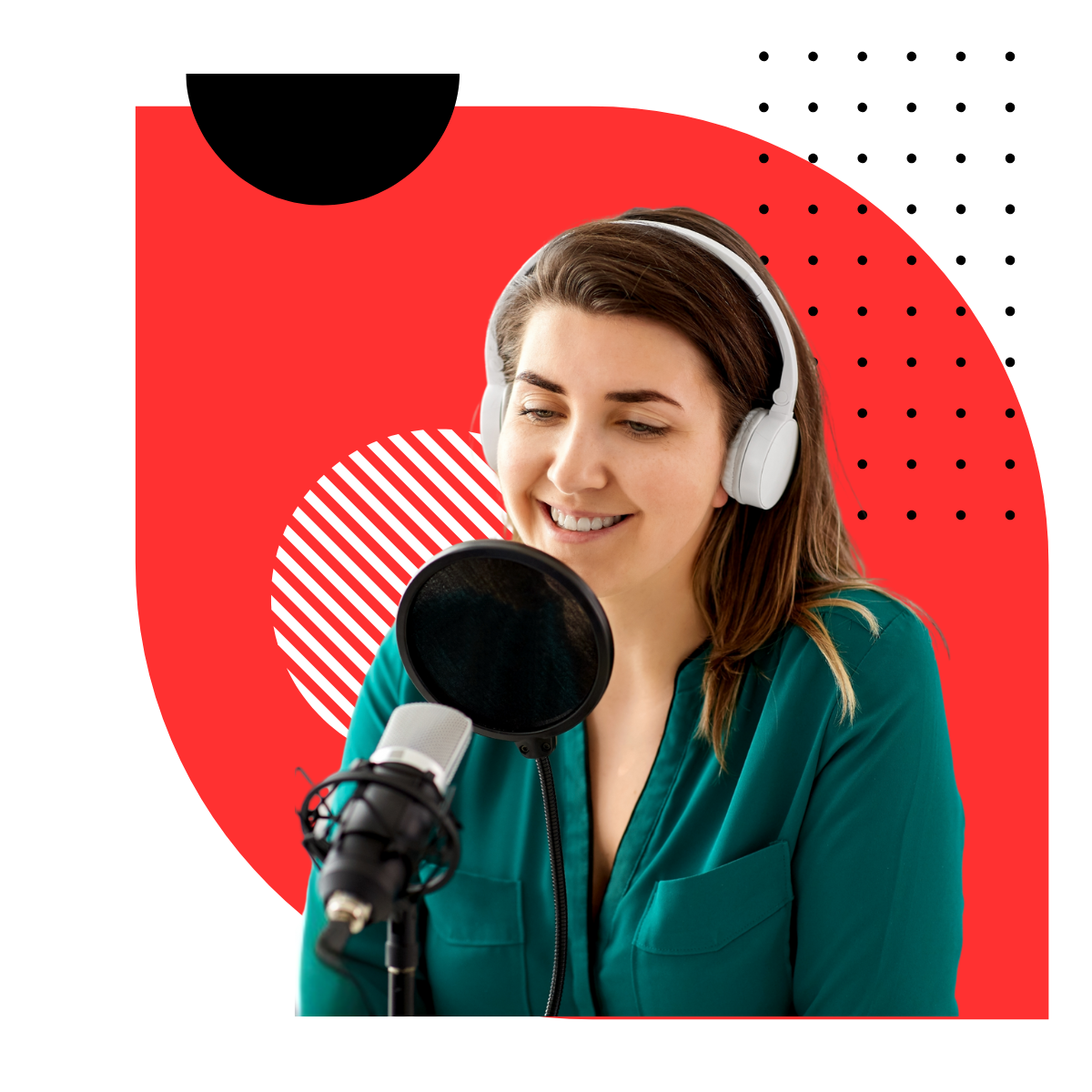 femme au micro comme une animatrice de podcast