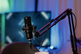 un micro d'enregistrement de podcast ou de radio dans un studio