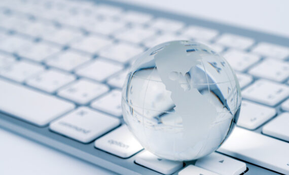 Un clavier d'ordinateur avec un globe en verre transparent