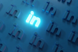 logo linkedin répété et l'un d'entre eux est allumé en bleu