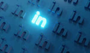 logo linkedin répété et l'un d'entre eux est allumé en bleu