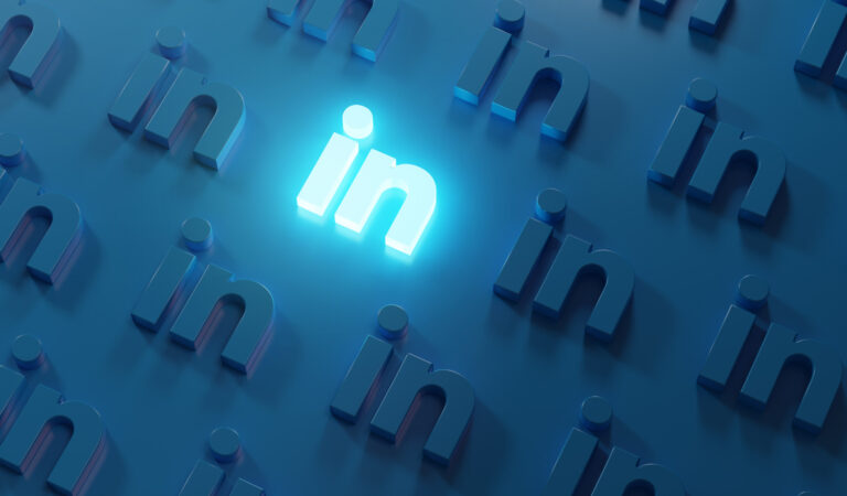 logo linkedin répété et l'un d'entre eux est allumé en bleu