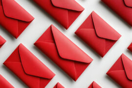 enveloppes rouges sur fond blanc