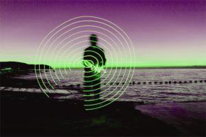 DEsign sonore : un son émane de la plage, silhouette d'un homme