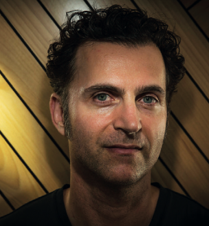 Dweezil Zappa dans son studio, spécialiste du sound design immersif et du Dolby Atmos