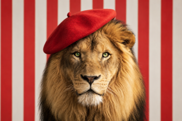 Lion coiffé d'un béret rouge, visuel du meet-up We Are COM sur les tendances créatives et le débrief des Cannes Lions 2026