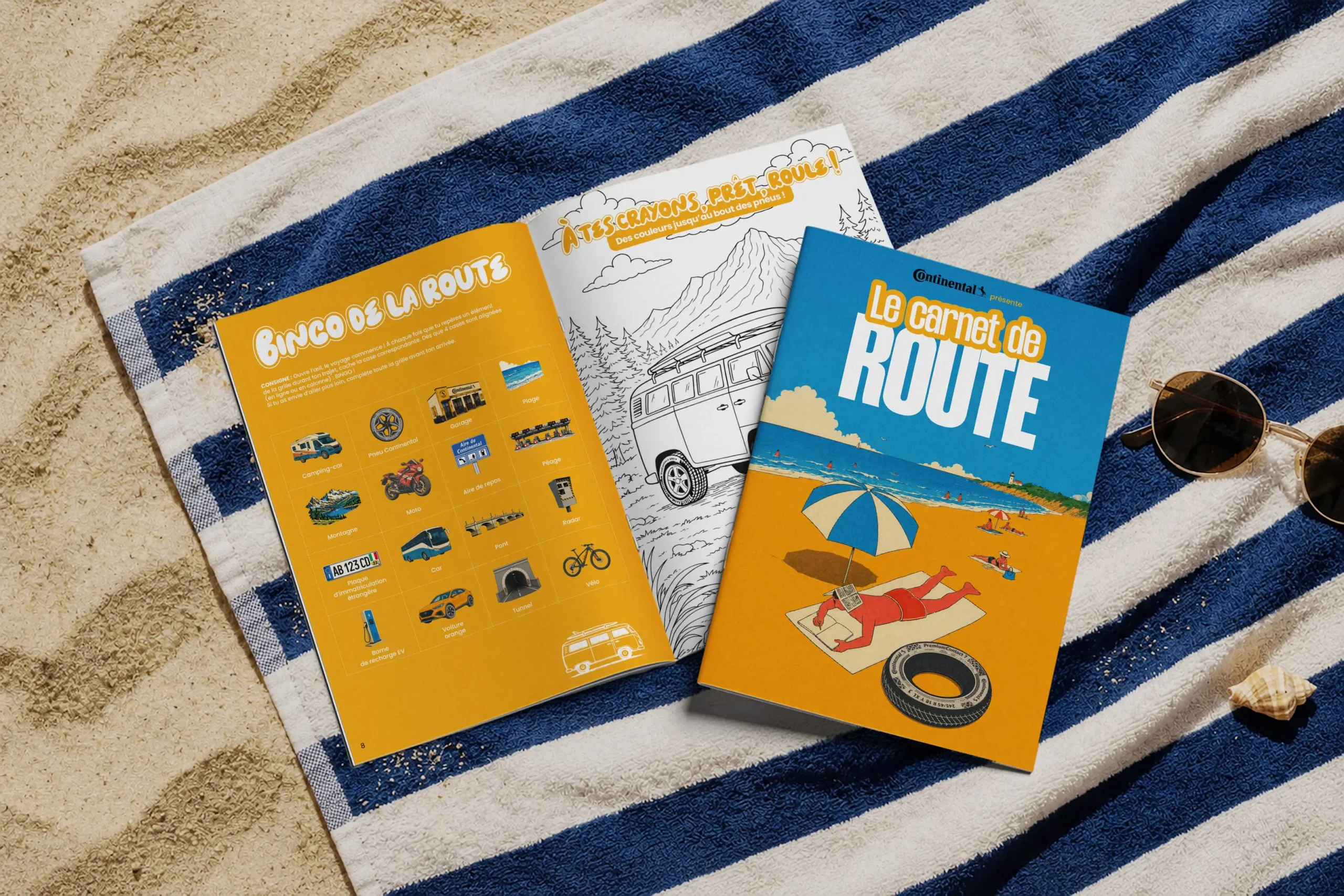 Cahier de vacances de marque ouvert sur une table d'été, avec quiz, jeux et coloriages