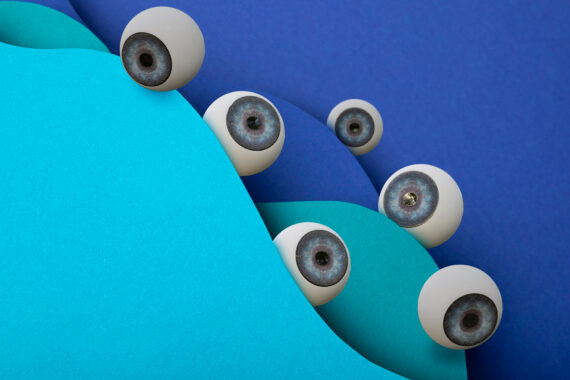 des yeux bleux qui se détache sur un fond bleu, avec des vagues de papiers